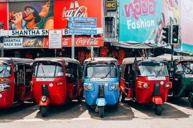 Kolombo, Sri Lanka. 10 Ağustos, 2023: Tuk Tuk Colombo Caddesi 'ne park etti.