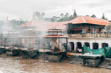 kathmandu, nepal. 25 Ağustos, 2023: Pashupati bir Hint tapınağı ve nehir kıyısında yakılma yeridir.