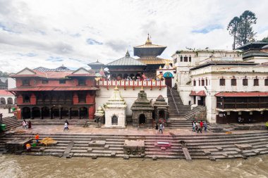 kathmandu, nepal. 25 Ağustos, 2023: Pashupati bir Hint tapınağı ve nehir kıyısında yakılma yeridir.