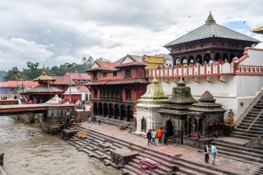 kathmandu, nepal. 25 Ağustos, 2023: Pashupati bir Hint tapınağı ve nehir kıyısında yakılma yeridir.