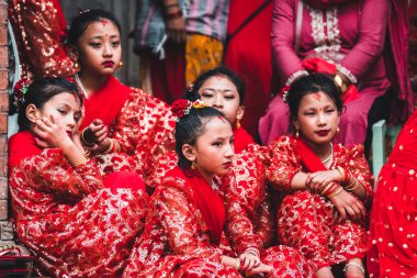 kathmandu, nepal. 26 Ağustos, 2023: Küçük kızlar geleneksel bir nepal dansı yapıyorlar.