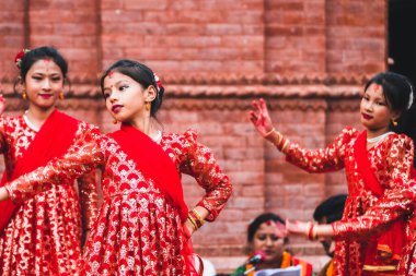 kathmandu, nepal. 26 Ağustos, 2023: Küçük kızlar geleneksel bir nepal dansı yapıyorlar.