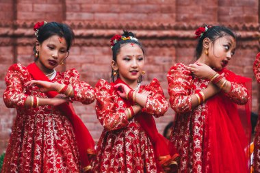 kathmandu, nepal. 26 Ağustos, 2023: Küçük kızlar geleneksel bir nepal dansı yapıyorlar.