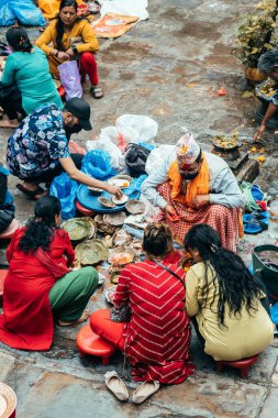 kathmandu, nepal. 25 Ağustos, 2023: kendini Kathmandu Caddesi 'nde teklif vermeye adamış. 