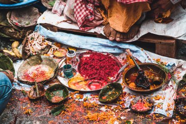 kathmandu, nepal. 25 Ağustos, 2023: kendini Kathmandu Caddesi 'nde teklif vermeye adamış. 