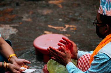 kathmandu, nepal. 25 Ağustos, 2023: kendini Kathmandu Caddesi 'nde teklif vermeye adamış. 
