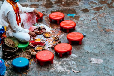 kathmandu, nepal. 25 Ağustos, 2023: kendini Kathmandu Caddesi 'nde teklif vermeye adamış. 