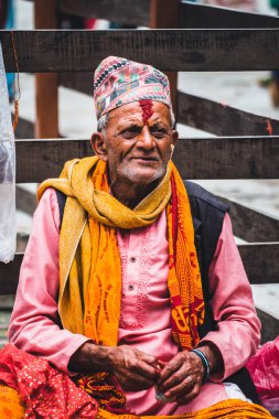 kathmandu, nepal. 25 Ağustos, 2023: kendini Kathmandu Caddesi 'nde teklif vermeye adamış. 