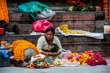 kathmandu, nepal. 25 Ağustos, 2023: kendini Kathmandu Caddesi 'nde teklif vermeye adamış. 