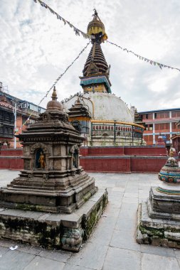 kathmandu, nepal. 25 Ağustos, 2023: Kathmandu Meydanı 'nda Nepal stili stupa 