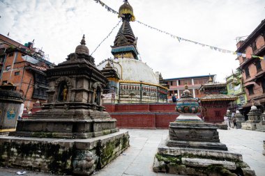 kathmandu, nepal. 25 Ağustos, 2023: Kathmandu Meydanı 'nda Nepal stili stupa 