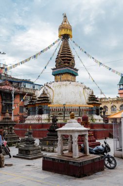 kathmandu, nepal. 25 Ağustos, 2023: Kathmandu Meydanı 'nda Nepal stili stupa 