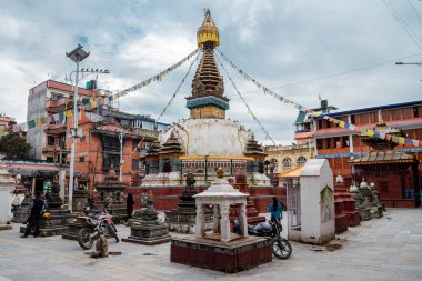 kathmandu, nepal. 25 Ağustos, 2023: Kathmandu Meydanı 'nda Nepal stili stupa 