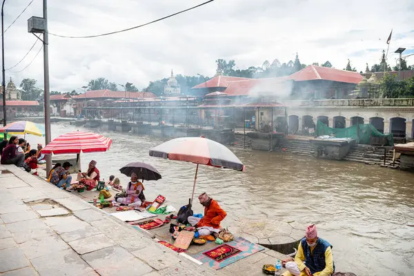 kathmandu, nepal. 25 Ağustos, 2023: Pashupati bir Hint tapınağı ve nehir kıyısında yakılma yeridir.