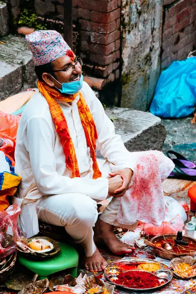 kathmandu, nepal. 25 Ağustos, 2023: kendini Kathmandu Caddesi 'nde teklif vermeye adamış. 