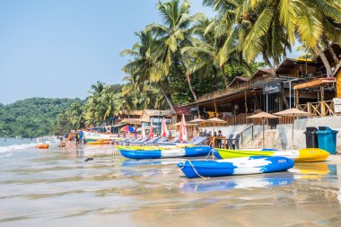 Palolem, Hindistan. 2 Kasım 2023: Güneşli bir günde Palolem Plajı