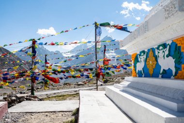 Budist bir budist bölgesinde dua bayrağı sallanıyor