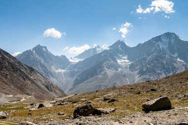 Budist bir budist bölgesinde dua bayrağı sallanıyor