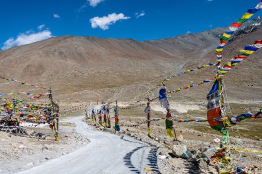 Budist bir budist bölgesinde dua bayrağı sallanıyor