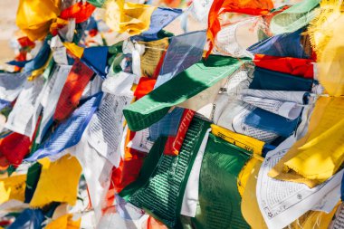 Budist bir budist bölgesinde dua bayrağı sallanıyor