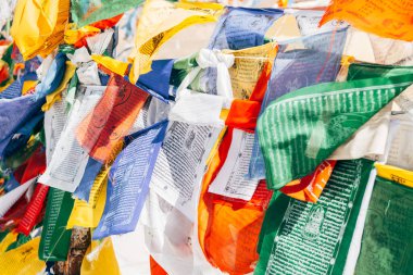 Budist bir budist bölgesinde dua bayrağı sallanıyor