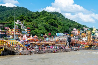 Haridwar, Hindistan. 15 Eylül 2023: Haridwar 'daki Ganges Nehri' nde insanlar arındırma töreni yapıyor.