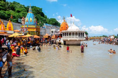 Haridwar, Hindistan. 15 Eylül 2023: Haridwar 'daki Ganges Nehri' nde insanlar arındırma töreni yapıyor.