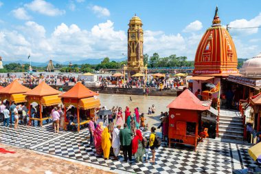 Haridwar, Hindistan. 15 Eylül 2023: Haridwar 'daki Ganges Nehri' nde insanlar arındırma töreni yapıyor.