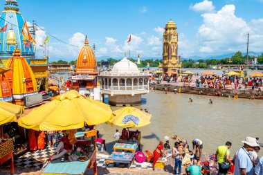 Haridwar, Hindistan. 15 Eylül 2023: Haridwar 'daki Ganges Nehri' nde insanlar arındırma töreni yapıyor.