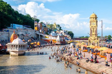 Haridwar, Hindistan. 15 Eylül 2023: Haridwar 'daki Ganges Nehri' nde insanlar arındırma töreni yapıyor.