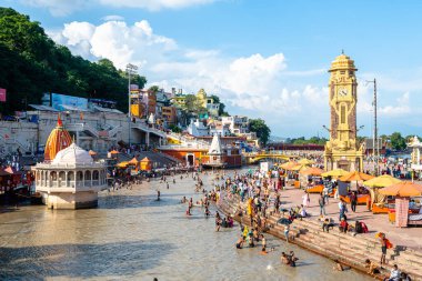 Haridwar, Hindistan. 15 Eylül 2023: Haridwar 'daki Ganges Nehri' nde insanlar arındırma töreni yapıyor.