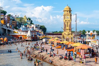 Haridwar, Hindistan. 15 Eylül 2023: Haridwar 'daki Ganges Nehri' nde insanlar arındırma töreni yapıyor.