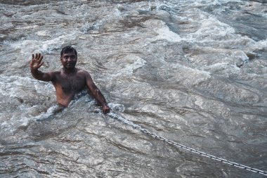 Haridwar, Hindistan. 15 Eylül 2023: Haridwar 'daki Ganges Nehri' nde insanlar arındırma töreni yapıyor.