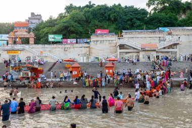 Haridwar, Hindistan. 15 Eylül 2023: Haridwar 'daki Ganges Nehri' nde insanlar arındırma töreni yapıyor.