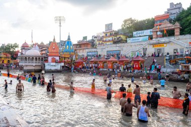 Haridwar, Hindistan. 15 Eylül 2023: Haridwar 'daki Ganges Nehri' nde insanlar arındırma töreni yapıyor.