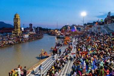 Haridwar, Hindistan. 15 Eylül 2023: Haridwar 'daki Ganges Nehri' nde insanlar arındırma töreni yapıyor.