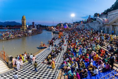 Haridwar, Hindistan. 15 Eylül 2023: Haridwar 'daki Ganges Nehri' nde insanlar arındırma töreni yapıyor.