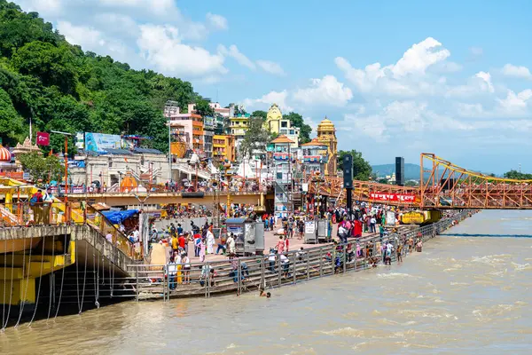 Haridwar, Hindistan. 15 Eylül 2023: Haridwar 'daki Ganges Nehri' nde insanlar arındırma töreni yapıyor.