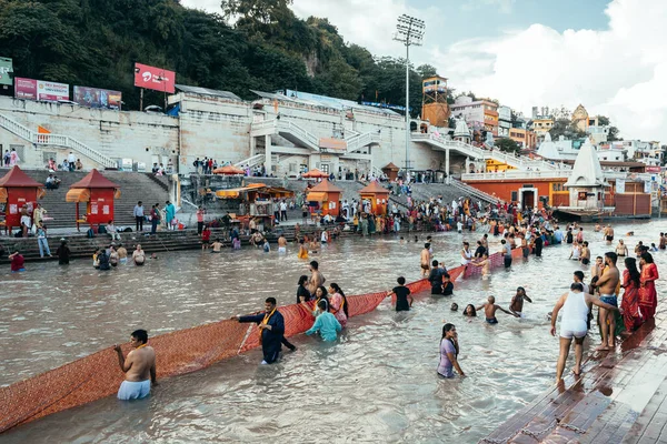 Haridwar, Hindistan. 15 Eylül 2023: Haridwar 'daki Ganges Nehri' nde insanlar arındırma töreni yapıyor.