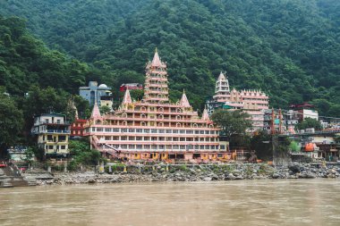 Rishikesh, Hindistan. 15 Eylül 2023: Rishikesh 'deki Ganges Nehri kıyısında Hindu yaşam tarzı.