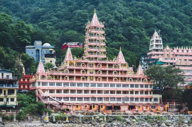 Rishikesh, Hindistan. 15 Eylül 2023: Rishikesh 'deki Ganges Nehri kıyısında Hindu yaşam tarzı.