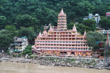 Rishikesh, Hindistan. 15 Eylül 2023: Rishikesh 'deki Ganges Nehri kıyısında Hindu yaşam tarzı.