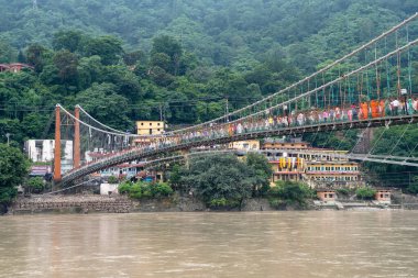 Rishikesh, Hindistan. 15 Eylül 2023: Rishikesh 'deki Ganges Nehri kıyısında Hindu yaşam tarzı.
