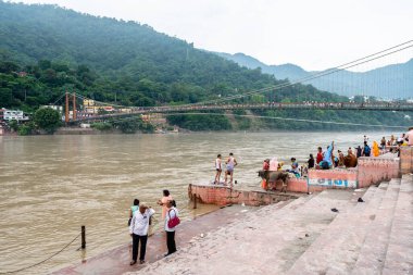 Rishikesh, Hindistan. 15 Eylül 2023: Rishikesh 'deki Ganges Nehri kıyısında Hindu yaşam tarzı.