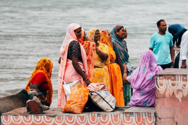 Rishikesh, Hindistan. 15 Eylül 2023: Rishikesh 'deki Ganges Nehri kıyısında Hindu yaşam tarzı.