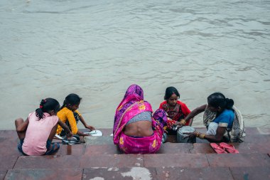 Rishikesh, Hindistan. 15 Eylül 2023: Rishikesh 'deki Ganges Nehri kıyısında Hindu yaşam tarzı.