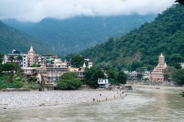 Rishikesh, Hindistan. 15 Eylül 2023: Rishikesh 'deki Ganges Nehri kıyısında Hindu yaşam tarzı.