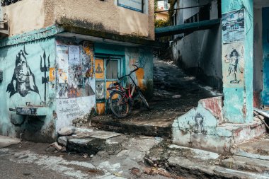 Rishikesh, Hindistan. 15 Eylül 2023: Rishikesh 'deki Ganges Nehri kıyısında Hindu yaşam tarzı.