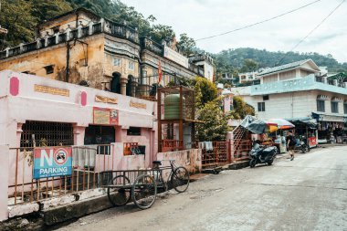 Rishikesh, Hindistan. 15 Eylül 2023: Rishikesh 'deki Ganges Nehri kıyısında Hindu yaşam tarzı.