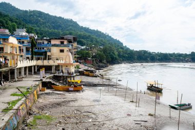 Rishikesh, Hindistan. 15 Eylül 2023: Rishikesh 'deki Ganges Nehri kıyısında Hindu yaşam tarzı.